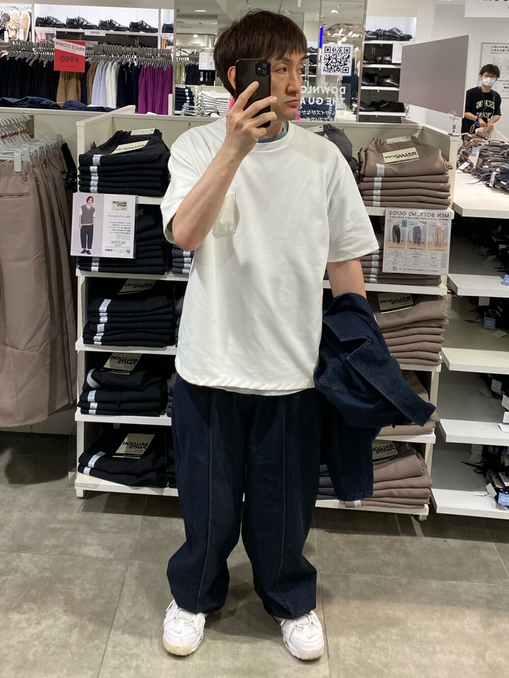 ブルー系のデニムジャケット、ブルー系のデニムパンツ、ホワイト系のスニーカーを着用したメンズの夏コーディネートの2枚目の写真
