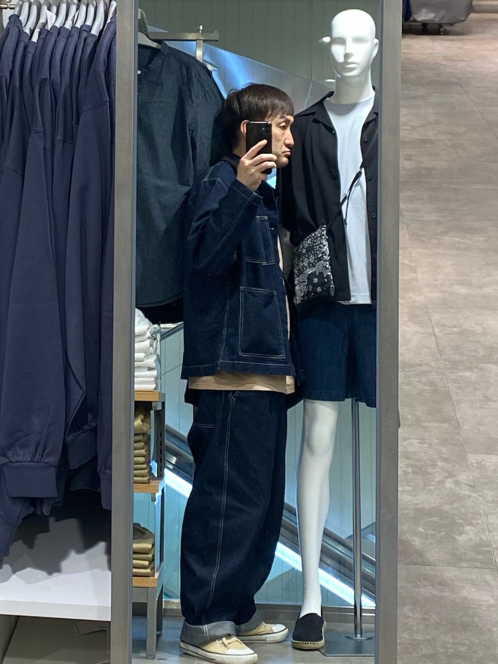 ベージュ系のTシャツ/カットソー、ブルー系のカバーオール、ブルー系のデニムパンツを着用したメンズの春コーディネートの2枚目の写真