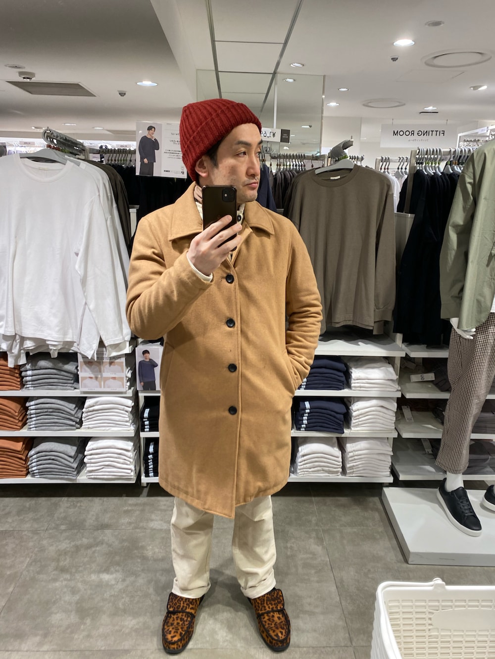 ホワイト系のブルゾン、ホワイト系のその他パンツ、ベージュ系のトップスを着用したメンズの冬コーディネートの4枚目の写真