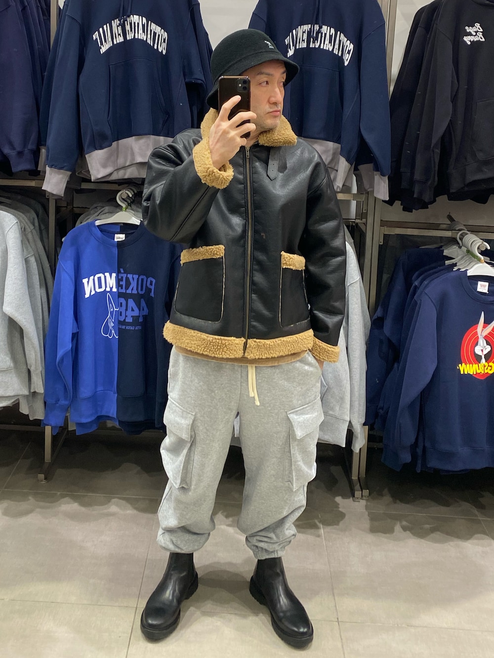 ブラック系のブルゾン、グレー系のスウェットパンツ、ブラック系のブーツを着用したメンズの冬コーディネートの4枚目の写真