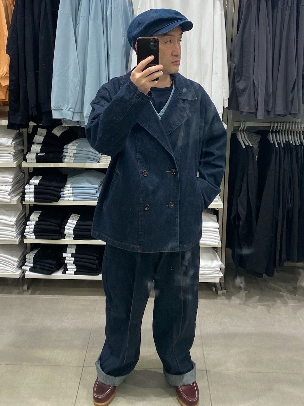 ブルー系のデニムジャケット、ブルー系のデニムパンツ、ブラウン系のモカシン/デッキシューズを着用したメンズの春コーディネートの5枚目の写真