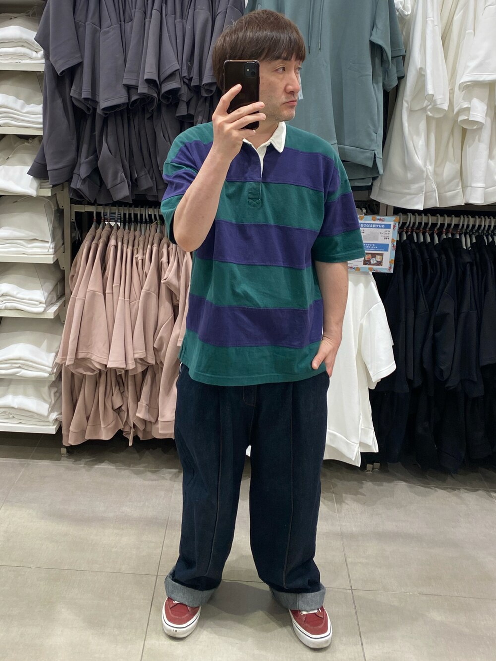 その他のその他トップス、ブルー系のデニムパンツ、レッド系のスニーカーを着用したメンズの夏コーディネートの3枚目の写真