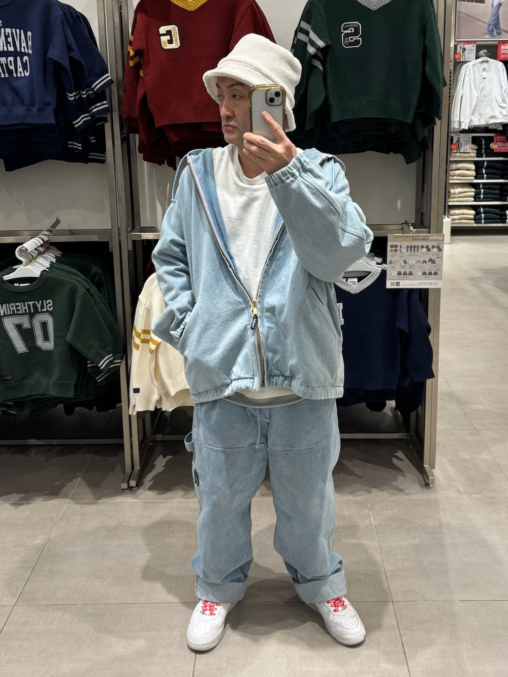 ホワイト系のスウェット、ブルー系のデニムジャケット、ブルー系のその他パンツを着用したメンズの冬コーディネートの2枚目の写真