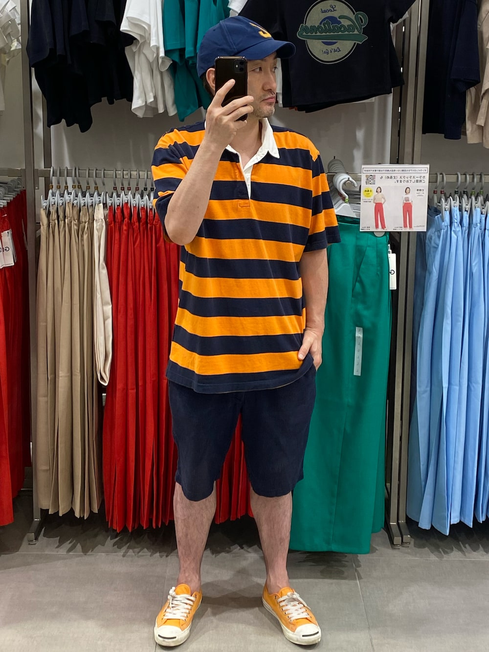 オレンジ系のスニーカー、その他のその他トップス、ブルー系の帽子を着用したメンズの夏コーディネートの2枚目の写真