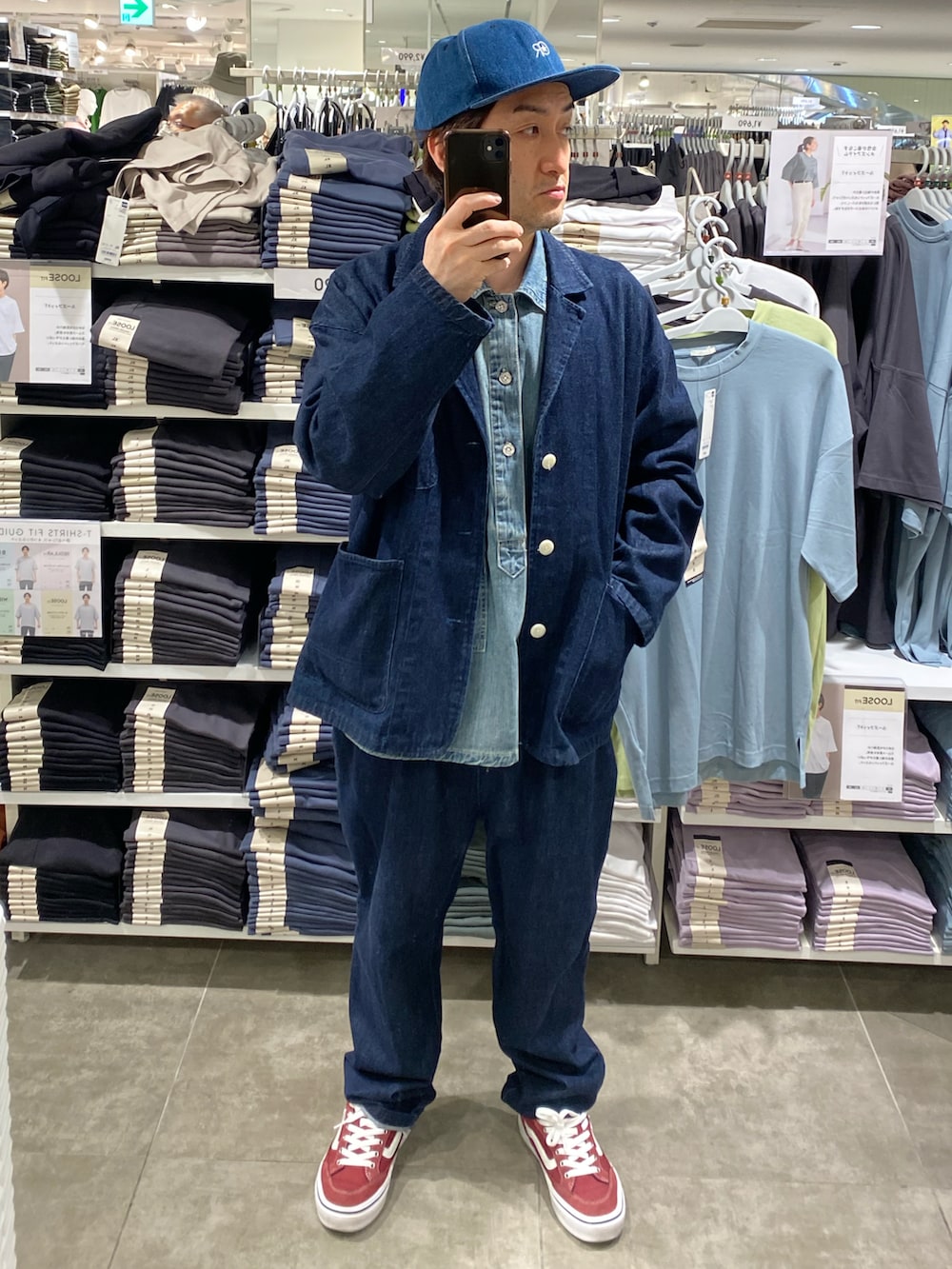 ブルー系のテーラードジャケット、ブルー系のその他パンツ、レッド系のスニーカーを着用したメンズの春コーディネートの2枚目の写真