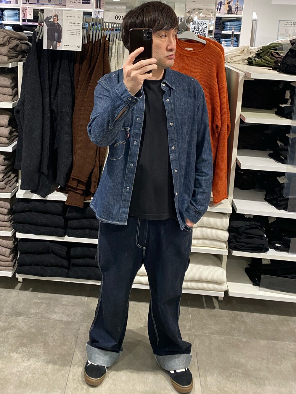 ブラック系のスニーカー、ブラック系のTシャツ/カットソー、ブルー系のデニムジャケットを着用したメンズの秋コーディネートの4枚目の写真