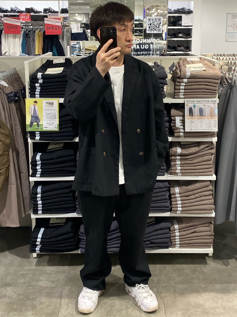 ブラック系のテーラードジャケット、ブラック系のその他パンツ、ホワイト系のスニーカーを着用したメンズの夏コーディネートの4枚目の写真