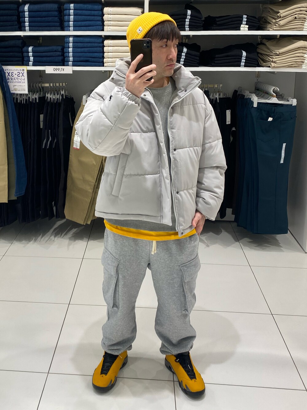 グレー系のスウェットパンツ、イエロー系のスニーカー、グレー系のTシャツ/カットソーを着用したメンズの冬コーディネートの4枚目の写真