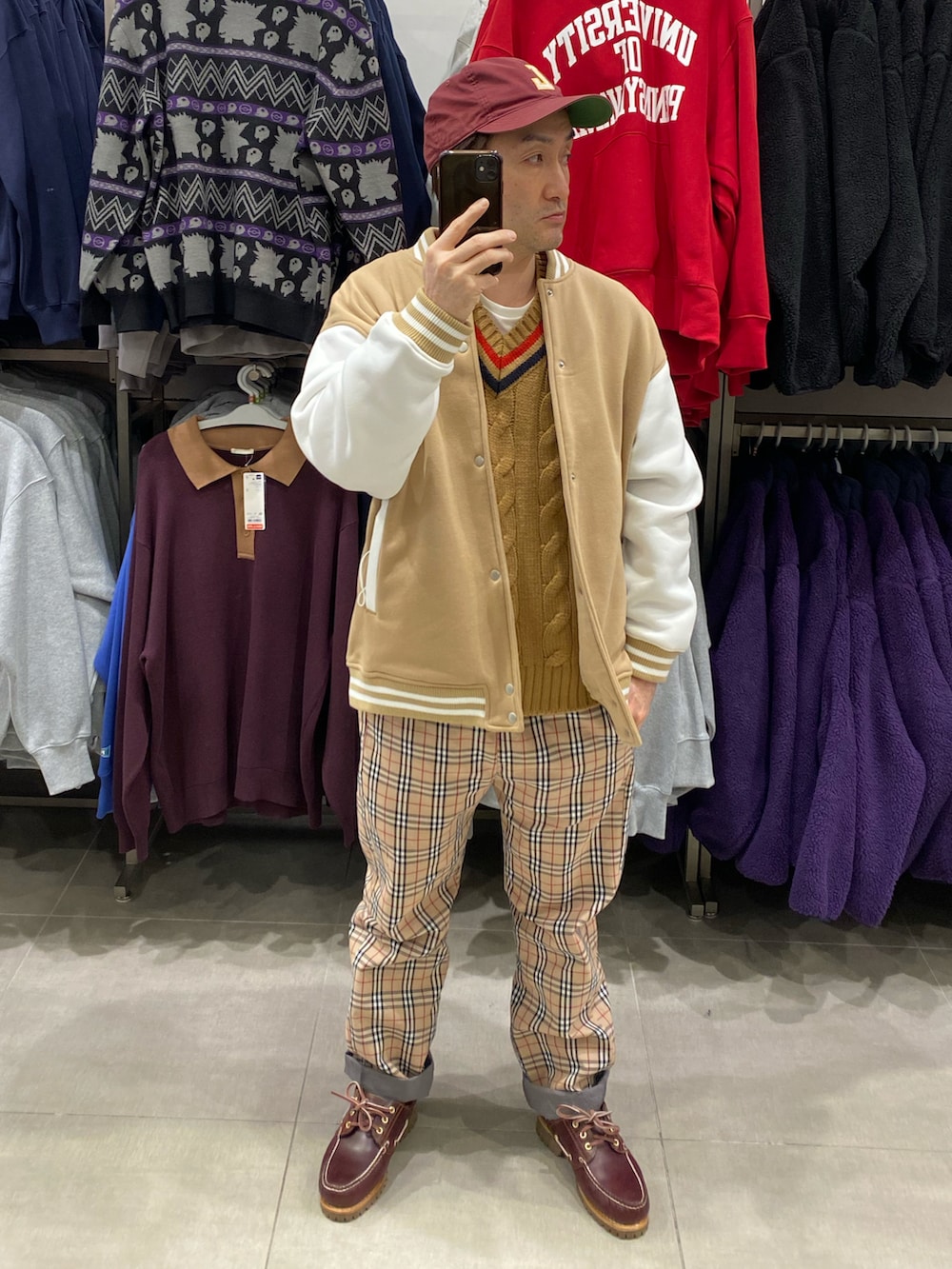 ベージュ系のスタジャン、ベージュ系のパンツ、ブラウン系のモカシン/デッキシューズを着用したメンズの冬コーディネートの2枚目の写真