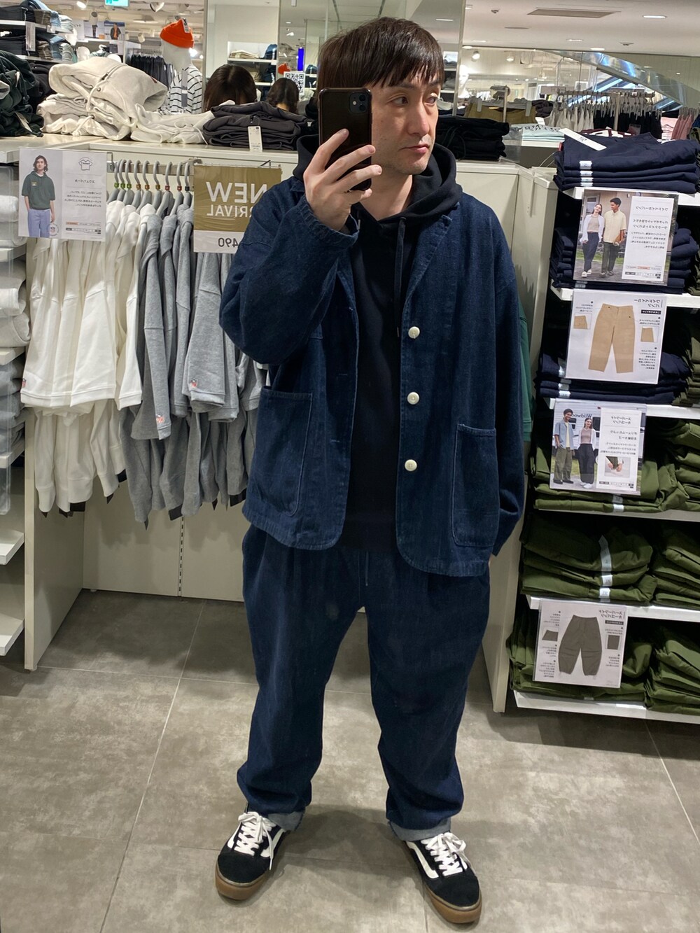 ブラック系のテーラードジャケット、ブラック系のスニーカー、ブラック系のキャップを着用したメンズの春コーディネートの3枚目の写真