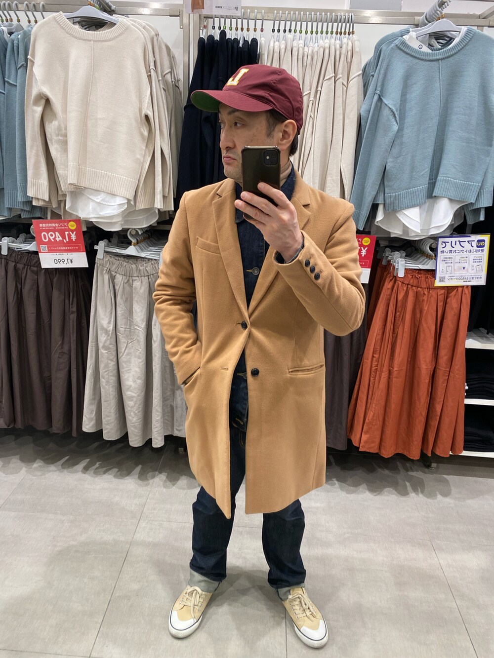ブルー系のデニムジャケット、ブルー系のデニムパンツ、ベージュ系のスニーカーを着用したメンズの冬コーディネートの4枚目の写真