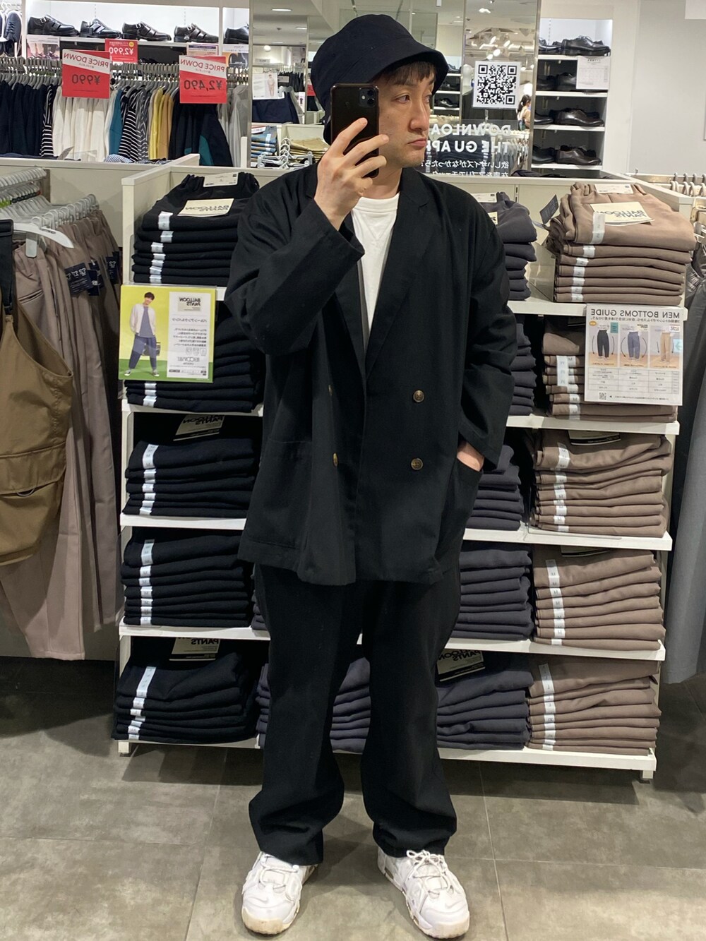 ブラック系のテーラードジャケット、ブラック系のその他パンツ、ホワイト系のスニーカーを着用したメンズの夏コーディネートの5枚目の写真