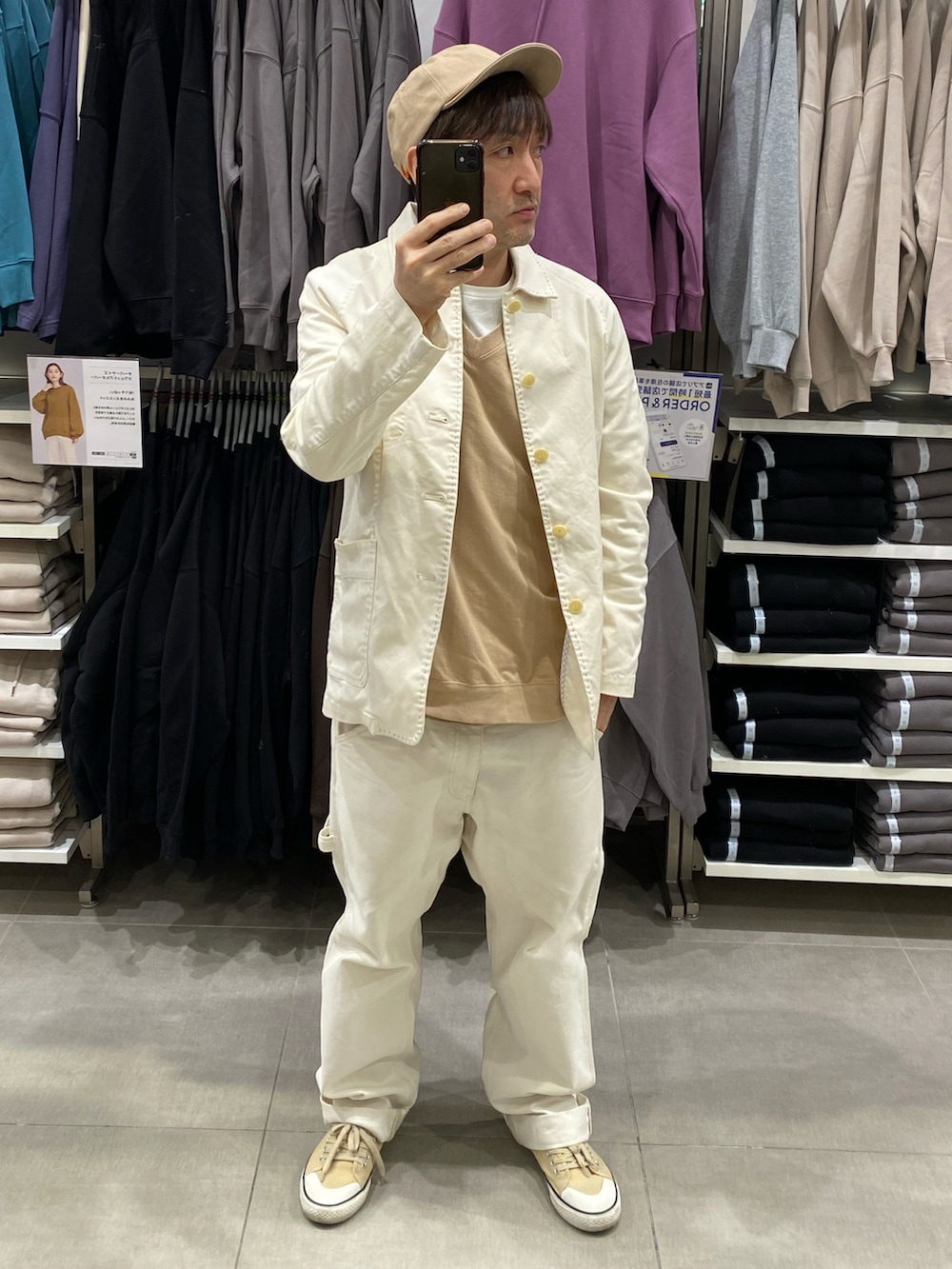 ベージュ系のベスト、ホワイト系のカバーオール、ホワイト系のその他パンツを着用したメンズの秋コーディネートの2枚目の写真