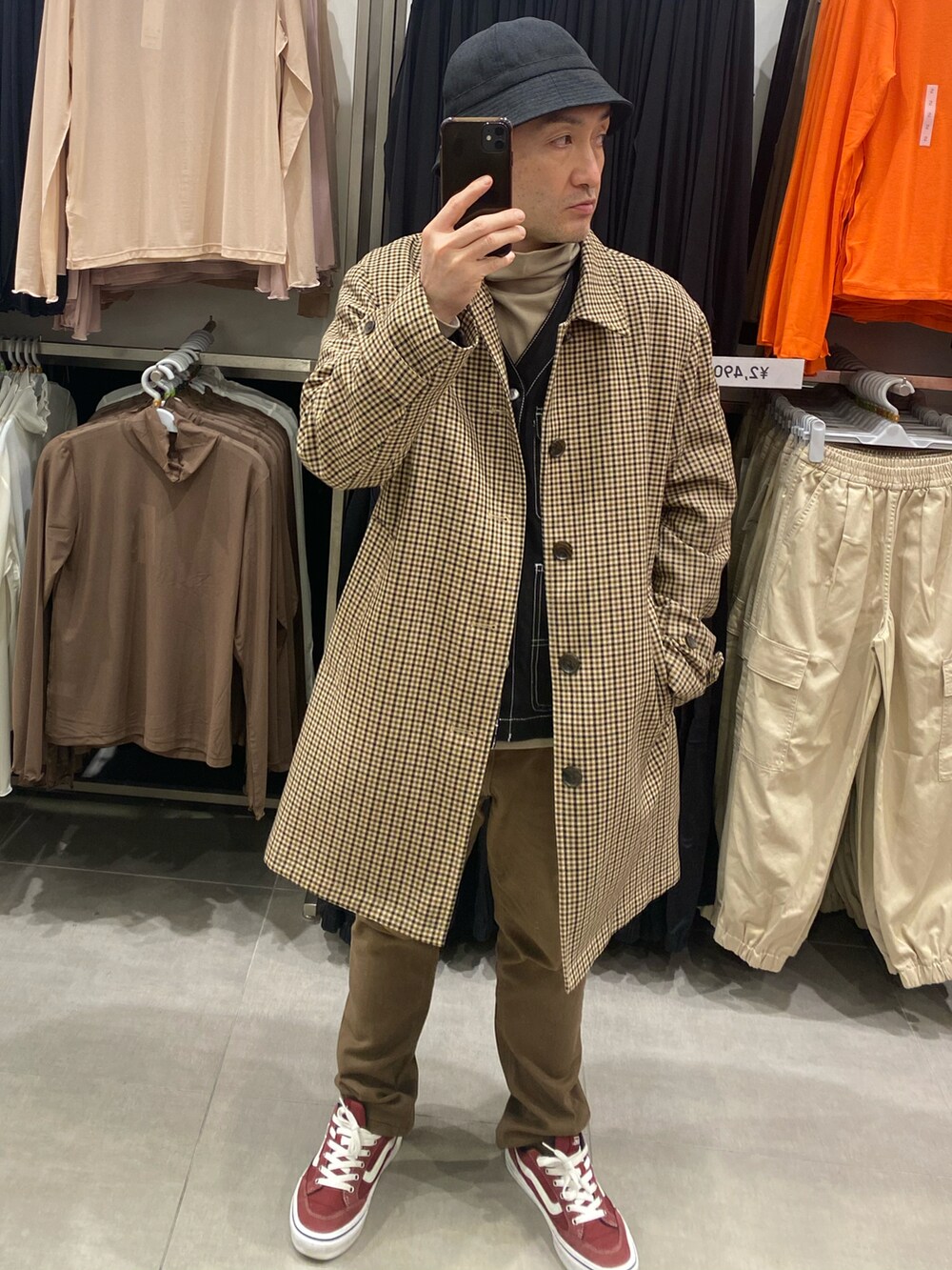 その他のステンカラーコート、ブラウン系のパンツ、レッド系のスニーカーを着用したメンズの冬コーディネートの3枚目の写真