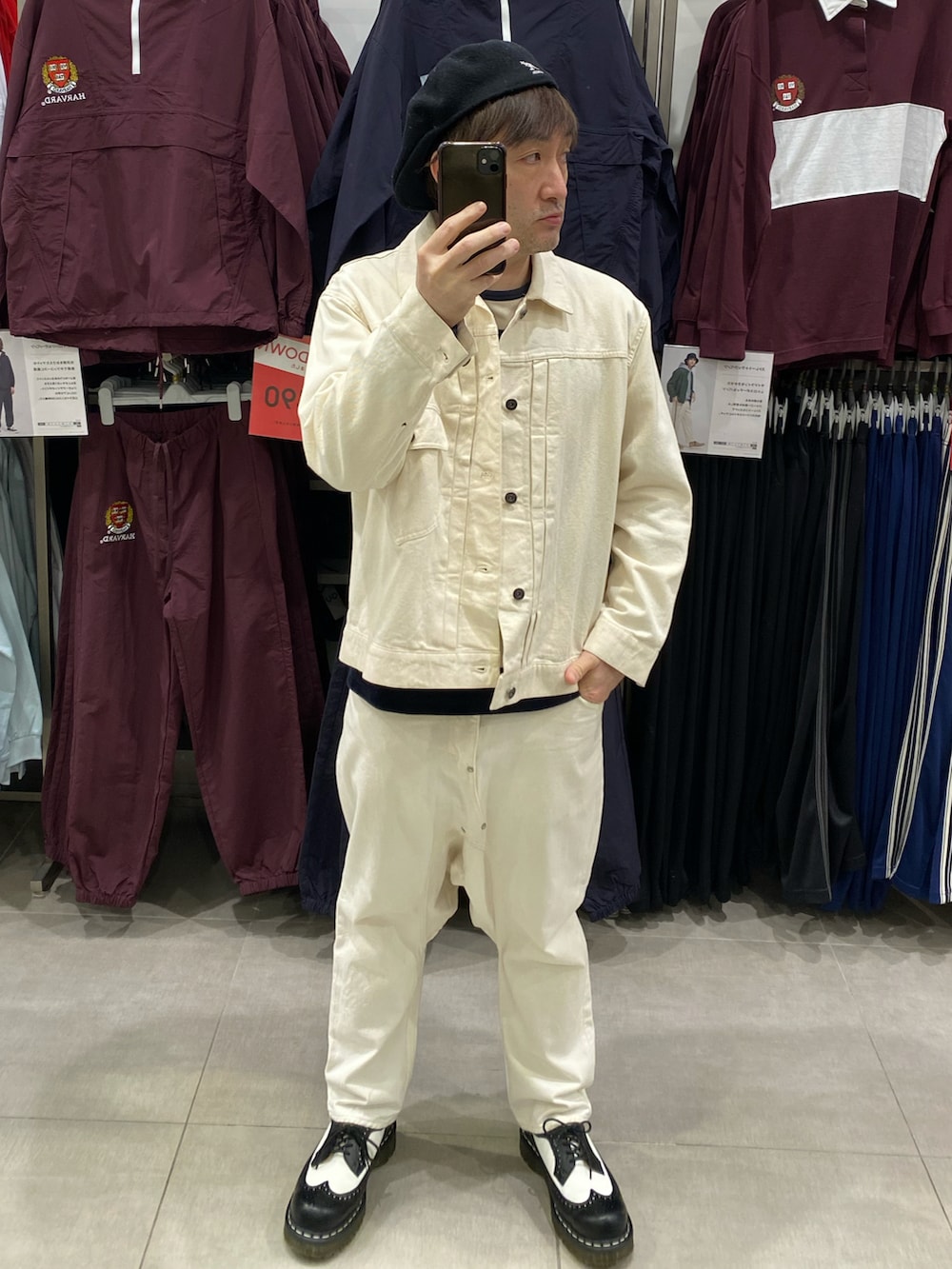 ホワイト系のデニムジャケット、その他のTシャツ/カットソー、ホワイト系のデニムパンツを着用したメンズの春コーディネートの4枚目の写真