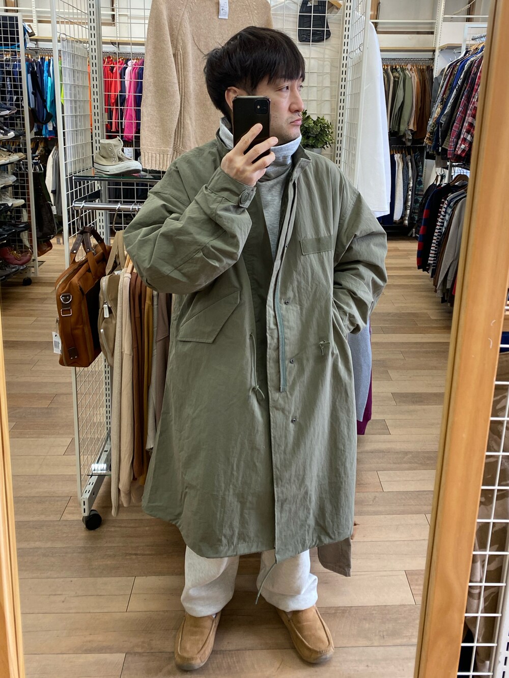 ベージュ系のモカシン/デッキシューズ、グリーン系のモッズコート、グレー系のスウェットを着用したメンズの冬コーディネートの4枚目の写真