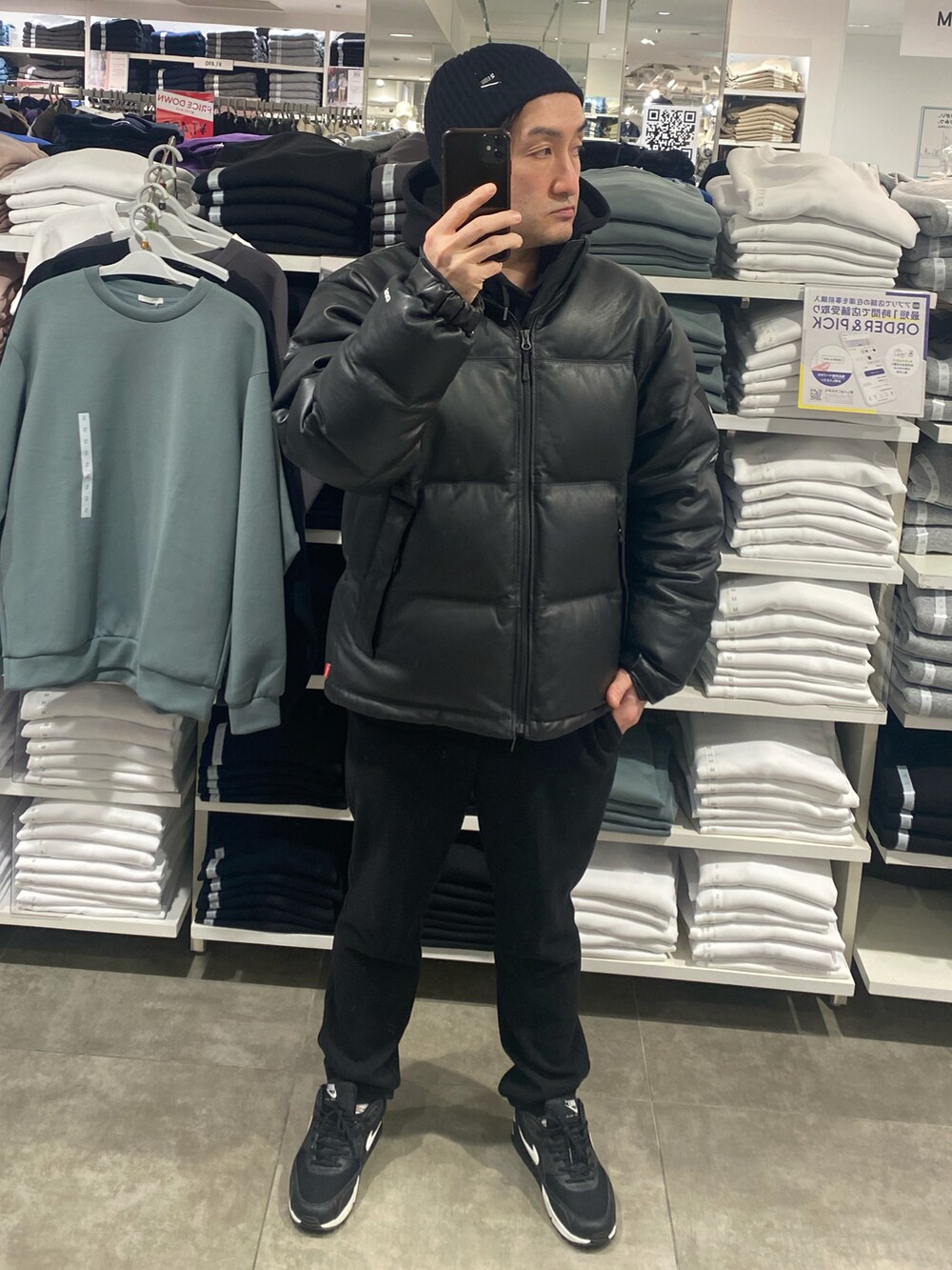 ブラック系のダウンジャケット/コート、ブラック系のその他パンツ、ブラック系のスニーカーを着用したメンズの冬コーディネートの4枚目の写真