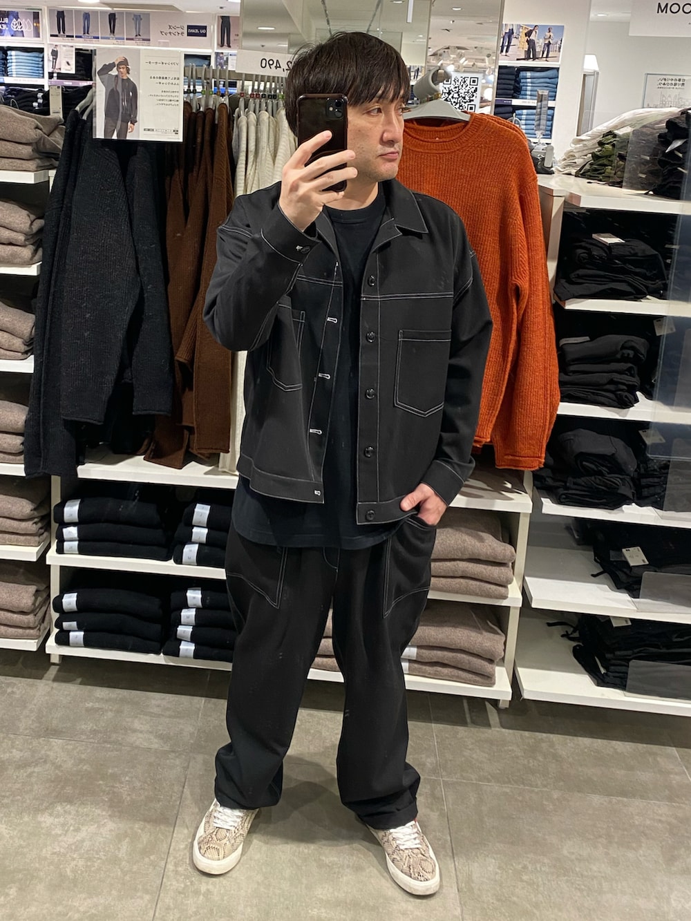 ブラック系のセットアップ、その他のスニーカー、ブラック系のハットを着用したメンズの秋コーディネートの3枚目の写真