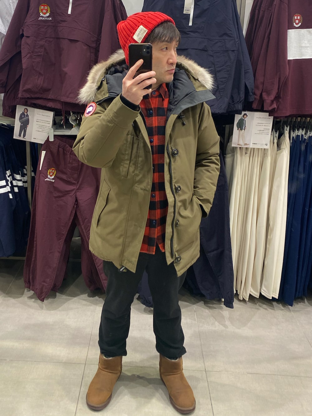 グリーン系のダウンジャケット/コート、ブラック系のその他パンツ、ブラウン系のブーツを着用したメンズの冬コーディネートの4枚目の写真