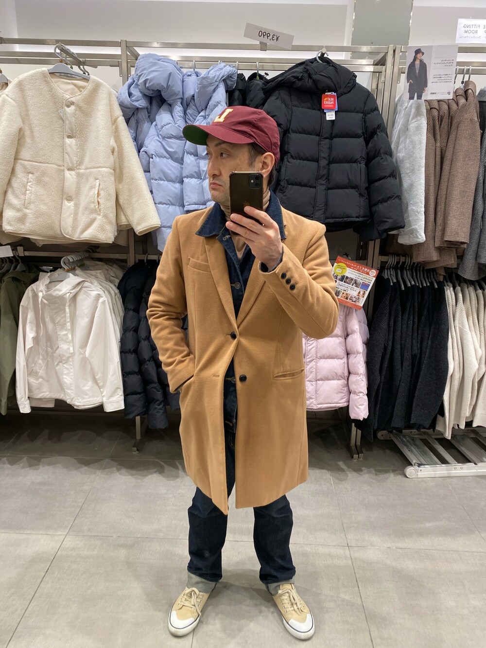 ブルー系のデニムジャケット、ブルー系のデニムパンツ、ベージュ系のスニーカーを着用したメンズの冬コーディネートの5枚目の写真