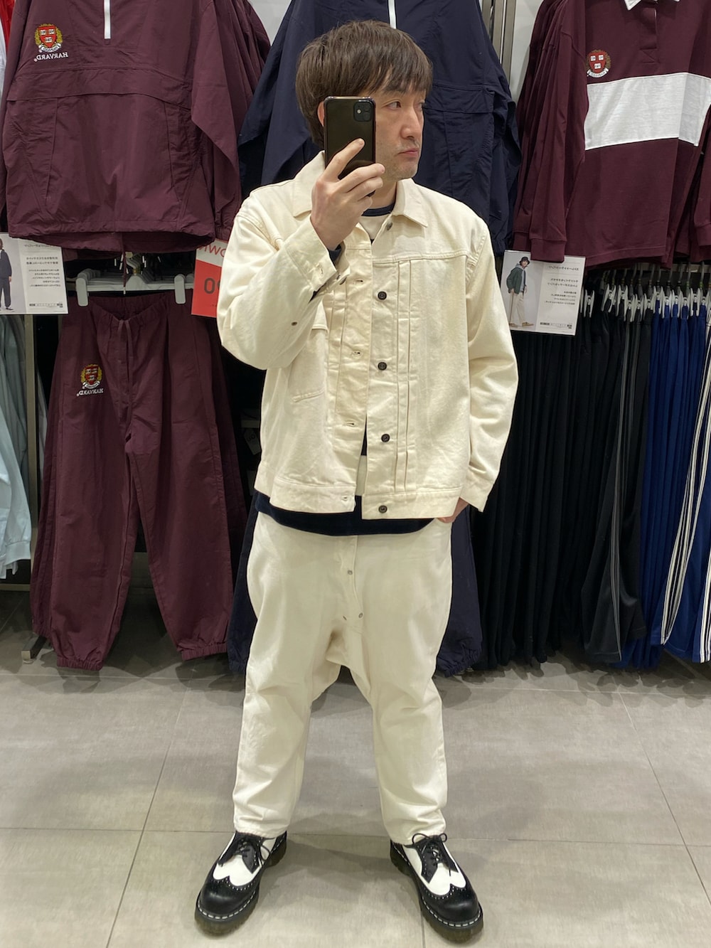 ホワイト系のデニムジャケット、その他のTシャツ/カットソー、ホワイト系のデニムパンツを着用したメンズの春コーディネートの5枚目の写真