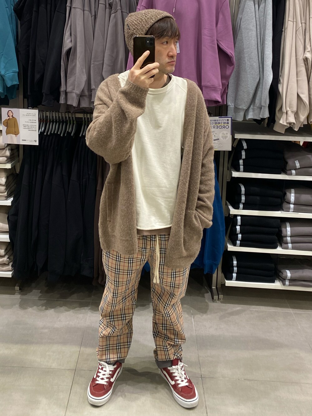 ホワイト系のスウェット、ベージュ系のジャケット/アウター、ベージュ系のパンツを着用したメンズの秋コーディネートの3枚目の写真