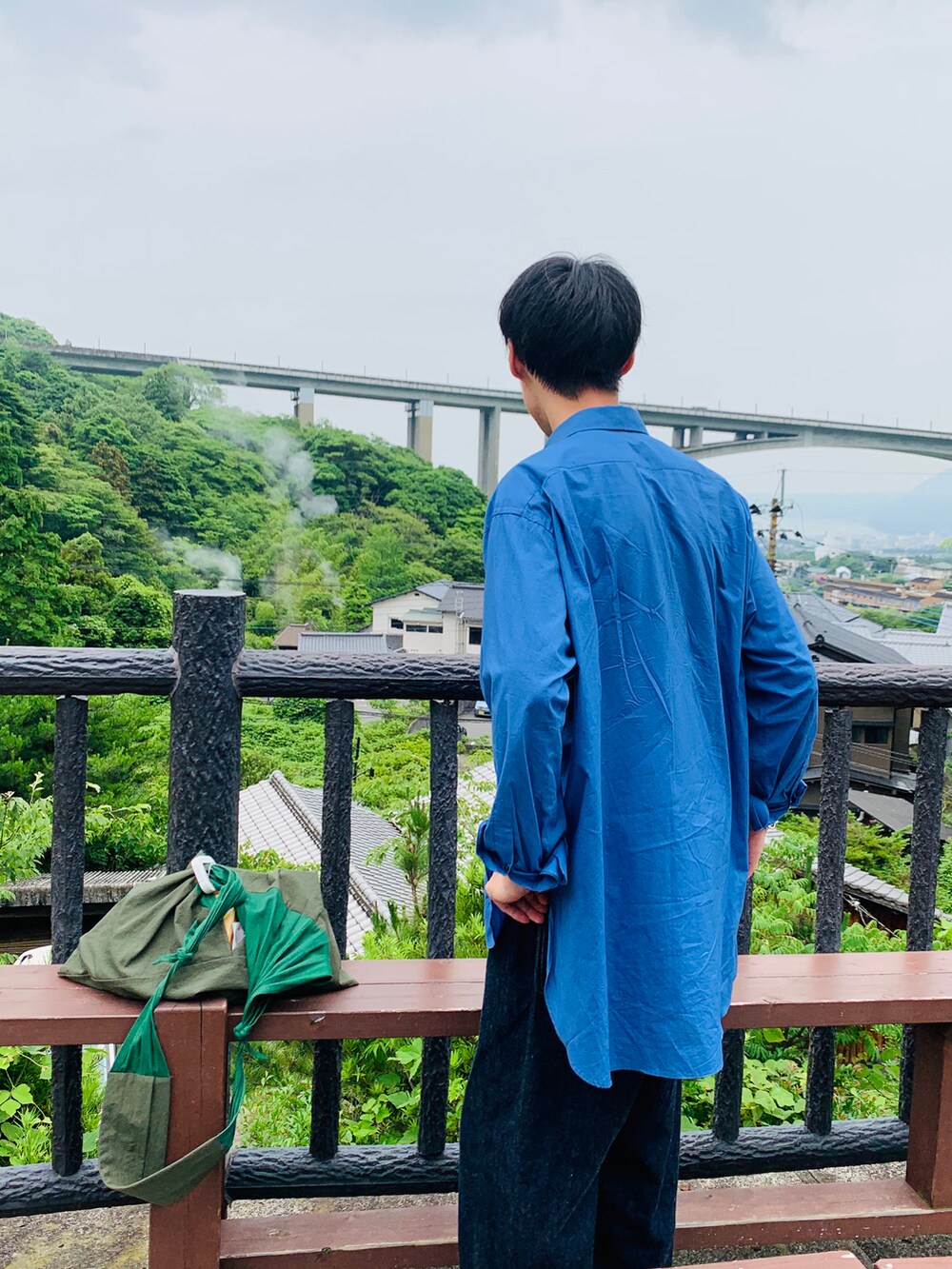 ブルー系のシャツ/ブラウス、ブルー系のデニムパンツを着用したメンズの夏コーディネートの3枚目の写真