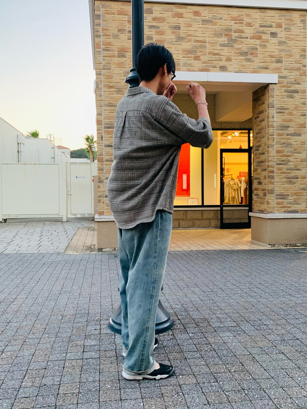 その他のシャツ/ブラウス、ブルー系のデニムパンツ、ブラック系のスニーカーを着用したメンズの秋コーディネートの2枚目の写真