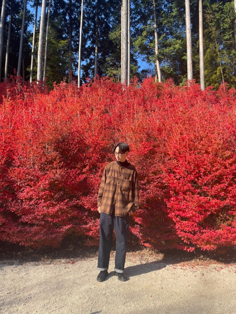 ブラウン系のシャツ/ブラウス、ブルー系のデニムパンツ、ブラック系のブーツを着用したメンズの秋コーディネートの2枚目の写真