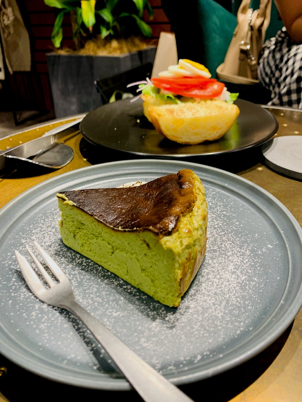 ベージュ系のシャツ/ブラウス、グリーン系のカーゴパンツ、ブラック系のサンダルを着用したメンズの夏コーディネートの2枚目の写真