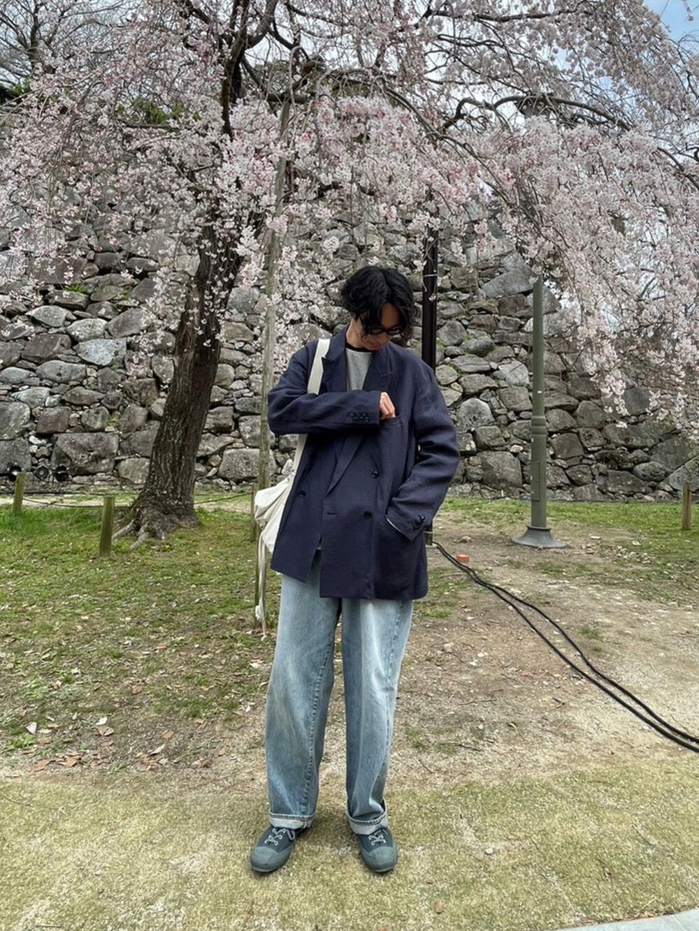 ブルー系のジャケット/アウター、ブルー系のデニムパンツ、グリーン系のスニーカーを着用したメンズの春コーディネートの2枚目の写真