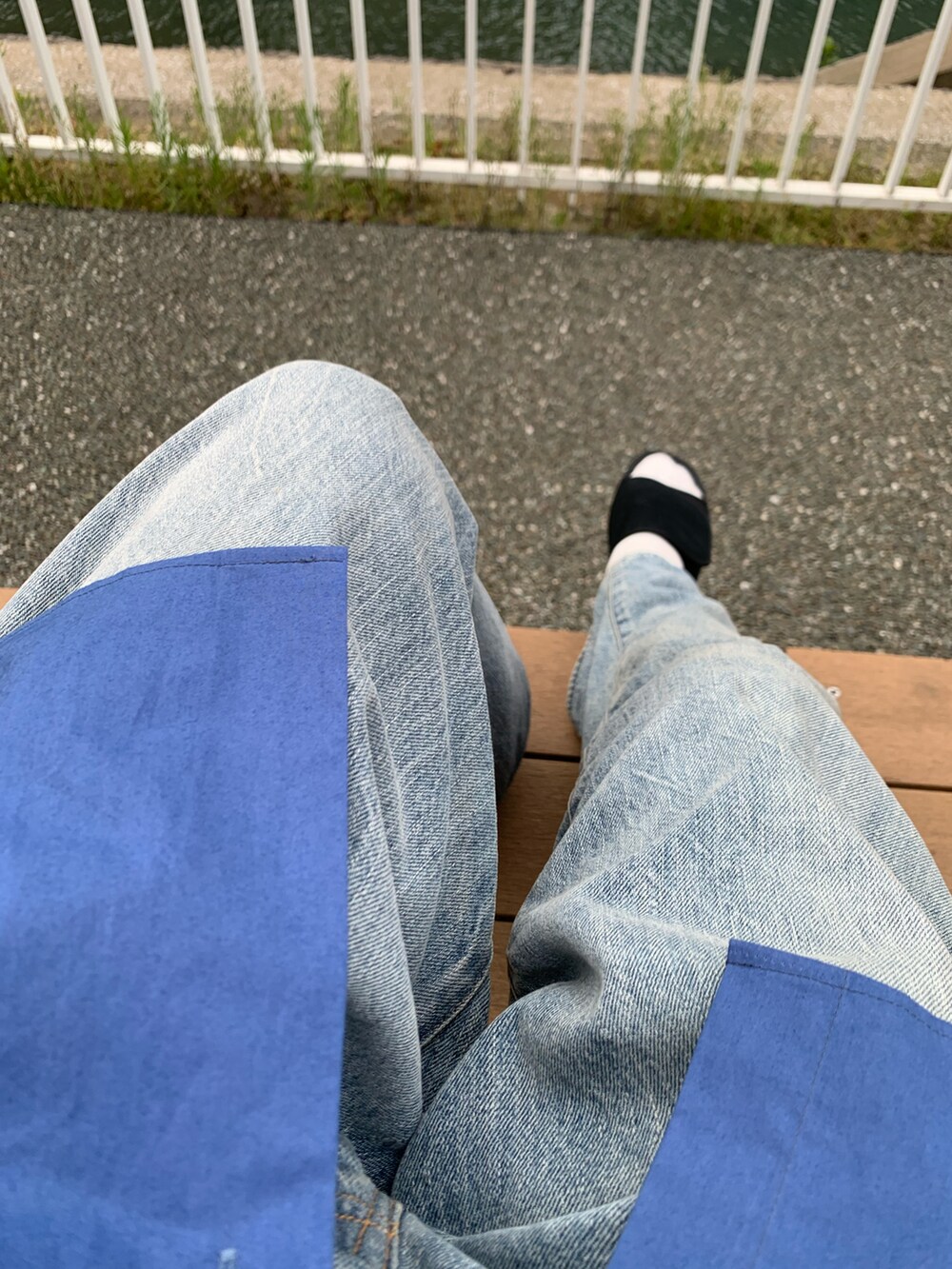 ブルー系のシャツ/ブラウス、ブルー系のデニムパンツを着用したメンズの春コーディネートの2枚目の写真