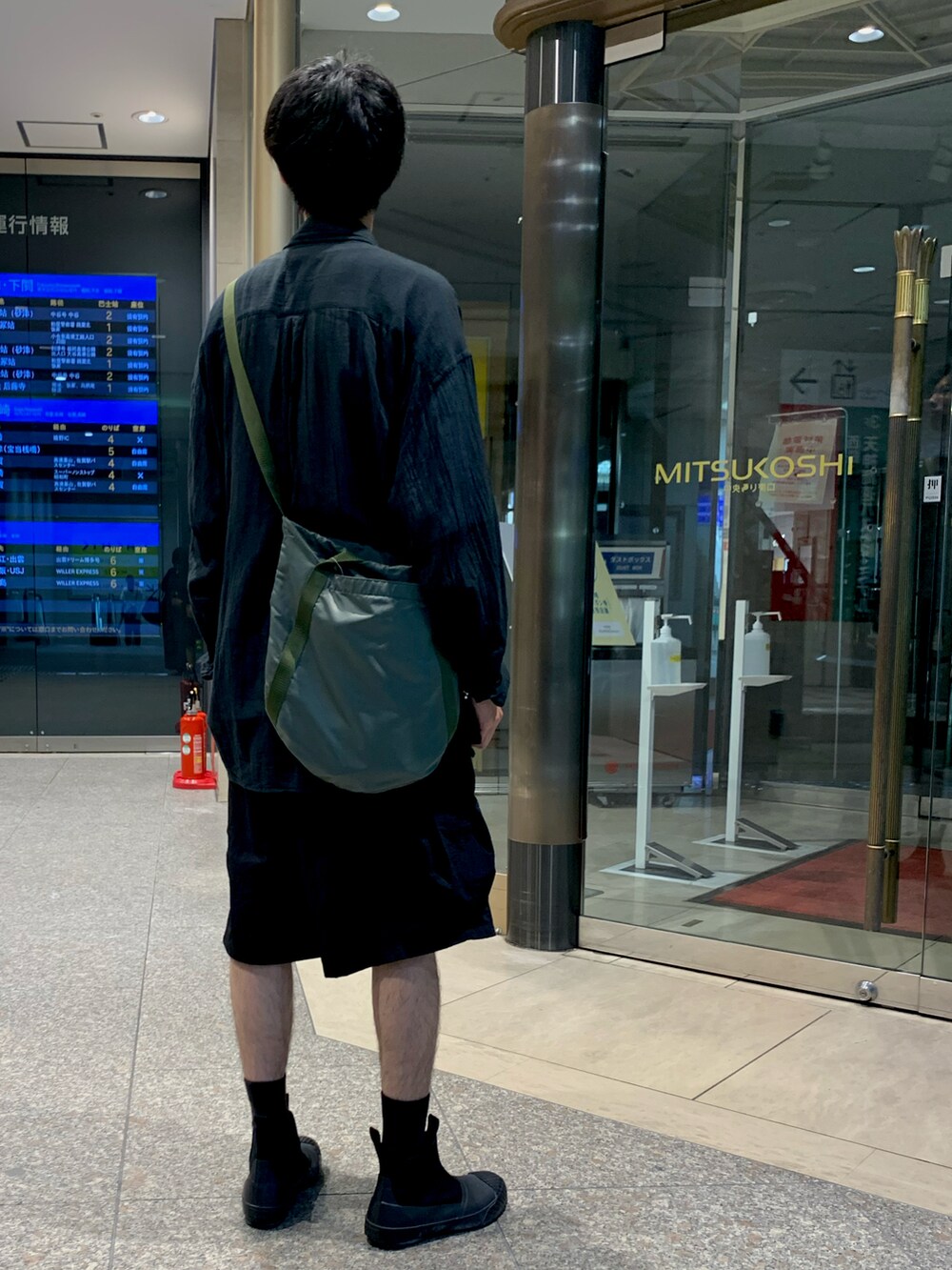 ブラック系のシャツ/ブラウス、ブラック系のパンツ、ブラック系のスニーカーを着用したメンズの夏コーディネートの2枚目の写真