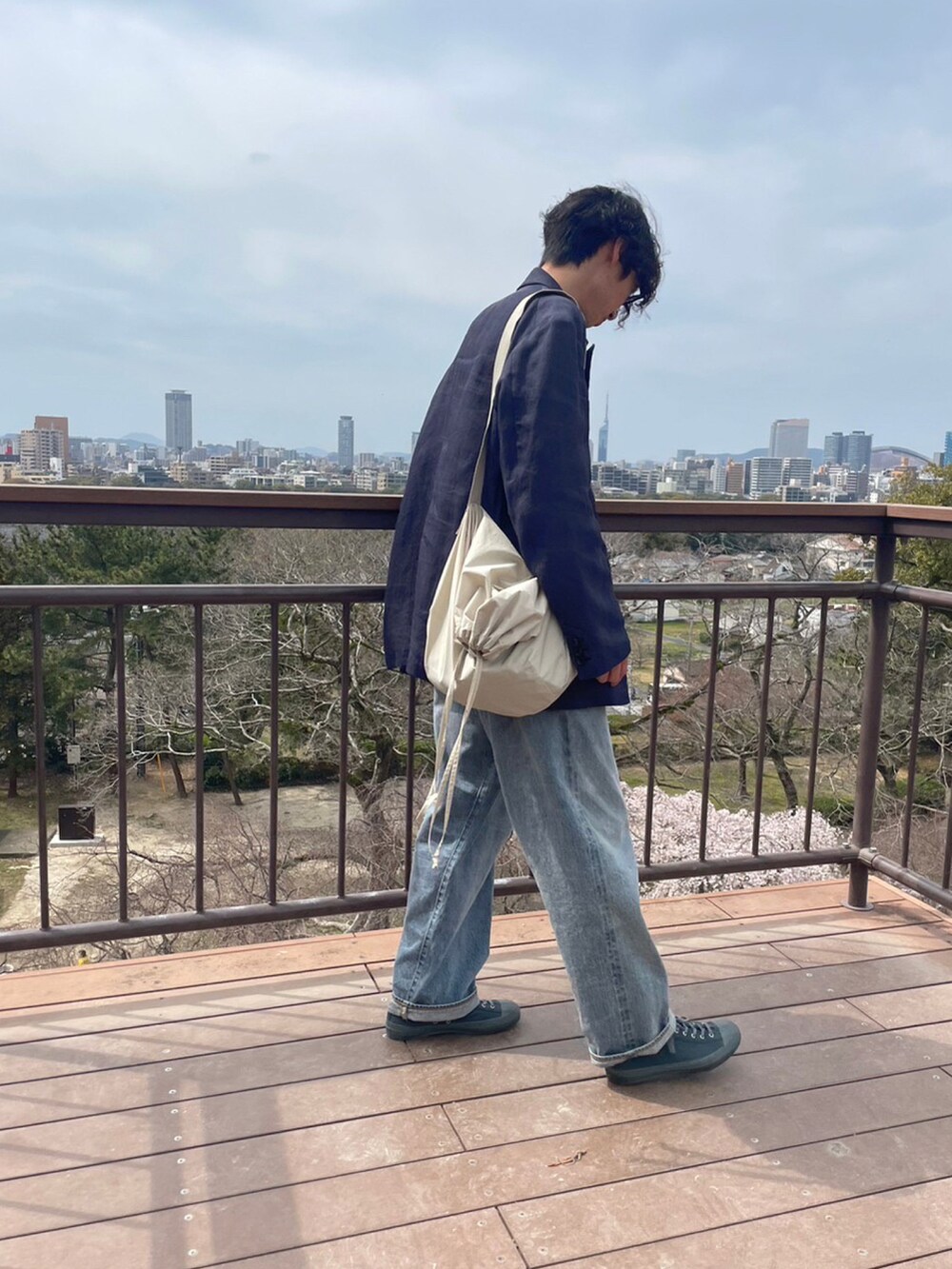 ブルー系のジャケット/アウター、ブルー系のデニムパンツ、グリーン系のスニーカーを着用したメンズの春コーディネートの3枚目の写真