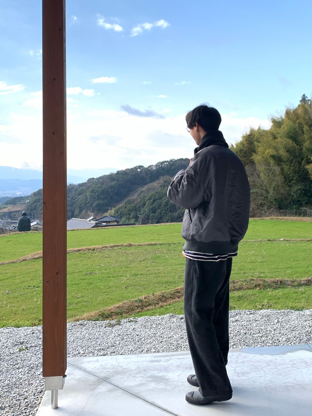 グリーン系のMA-1、ブラック系のトップス、ブラック系のパンツを着用したメンズの冬コーディネートの2枚目の写真