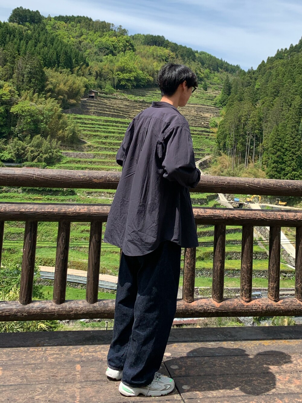 ブルー系のシャツ/ブラウス、グレー系のスニーカーを着用したメンズの春コーディネートの2枚目の写真