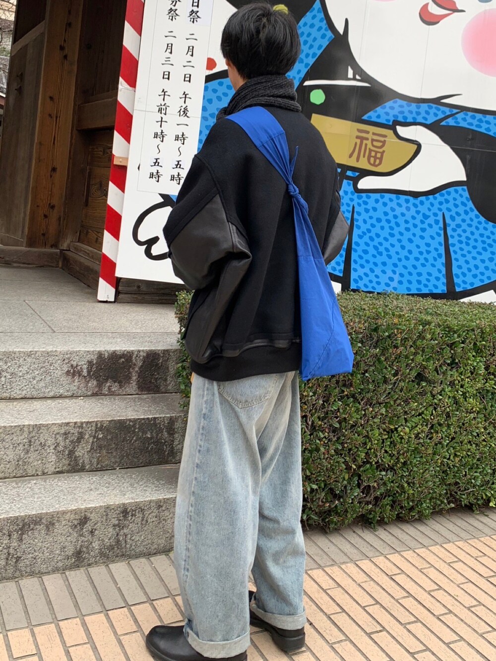 ブルー系のデニムパンツ、ブラック系のシューズを着用したメンズの冬コーディネートの2枚目の写真