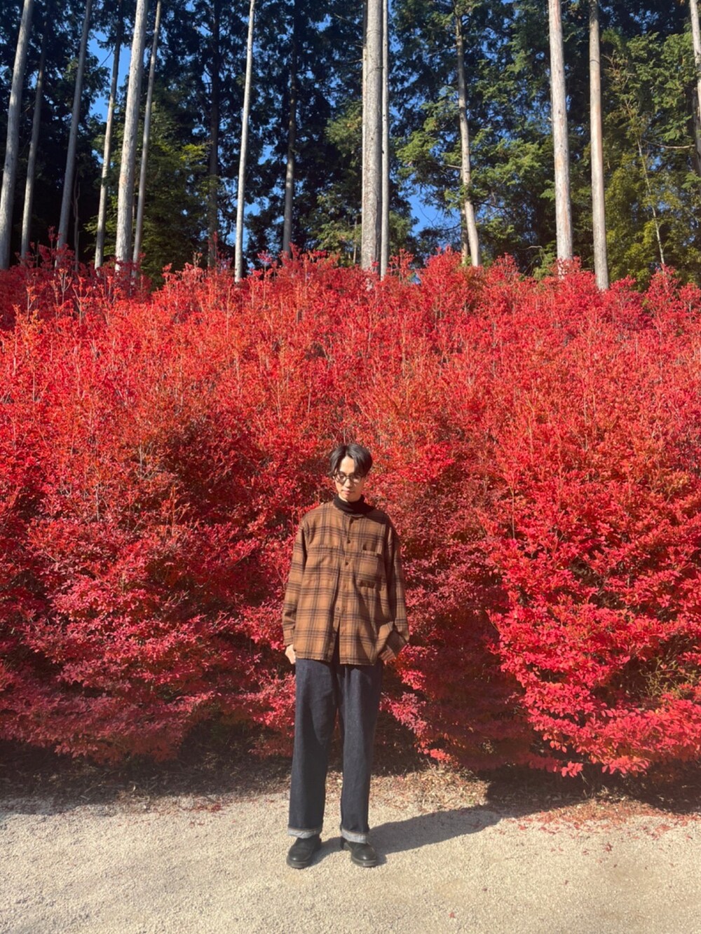 ブラウン系のシャツ/ブラウス、ブルー系のデニムパンツ、ブラック系のブーツを着用したメンズの秋コーディネートの3枚目の写真