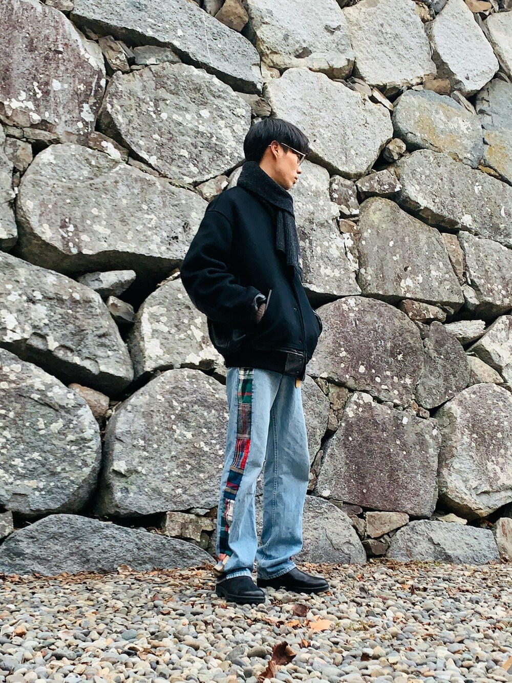 ブラック系のジャケット/アウター、ブルー系のデニムパンツ、ブラック系のスリッポンを着用したメンズの冬コーディネートの2枚目の写真