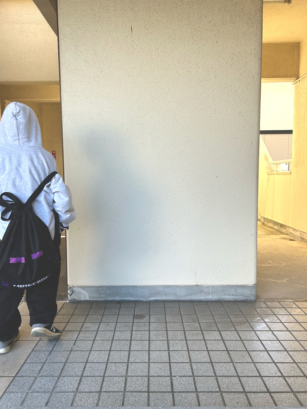 グレー系のパーカーを着用したキッズの春コーディネートの2枚目の写真