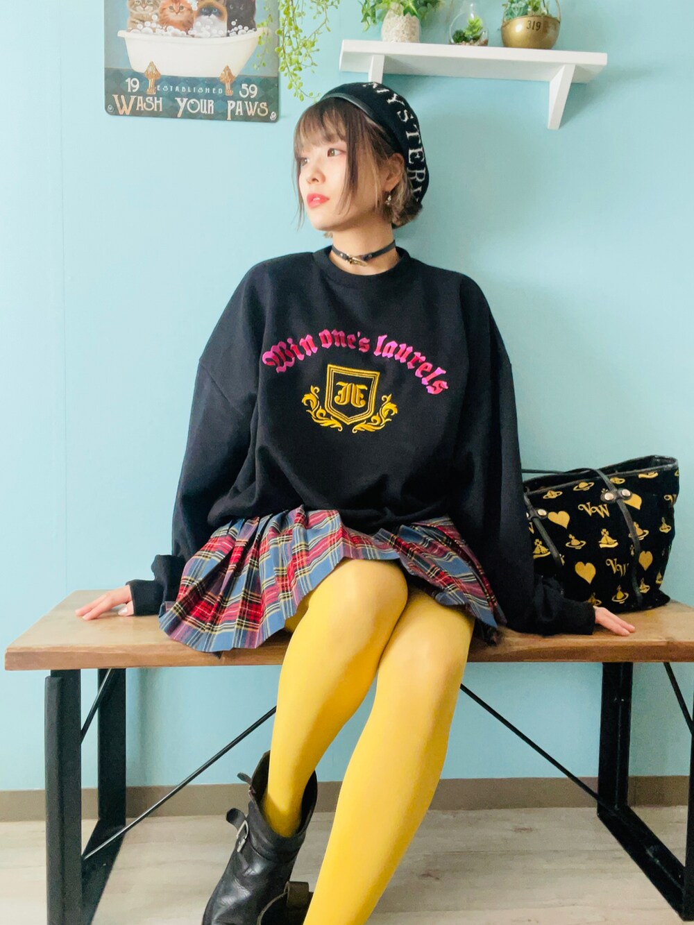 ブラック系のスウェット、レッド系のスカート、ブラック系のシューズを着用したレディースの秋コーディネートの3枚目の写真