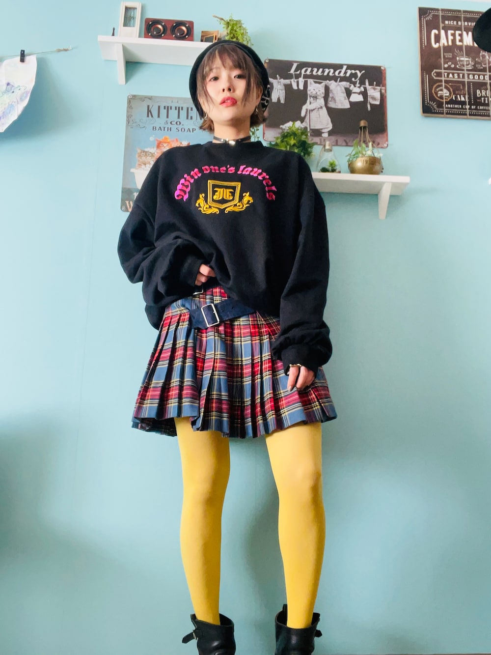 ブラック系のスウェット、レッド系のスカート、ブラック系のシューズを着用したレディースの秋コーディネートの2枚目の写真