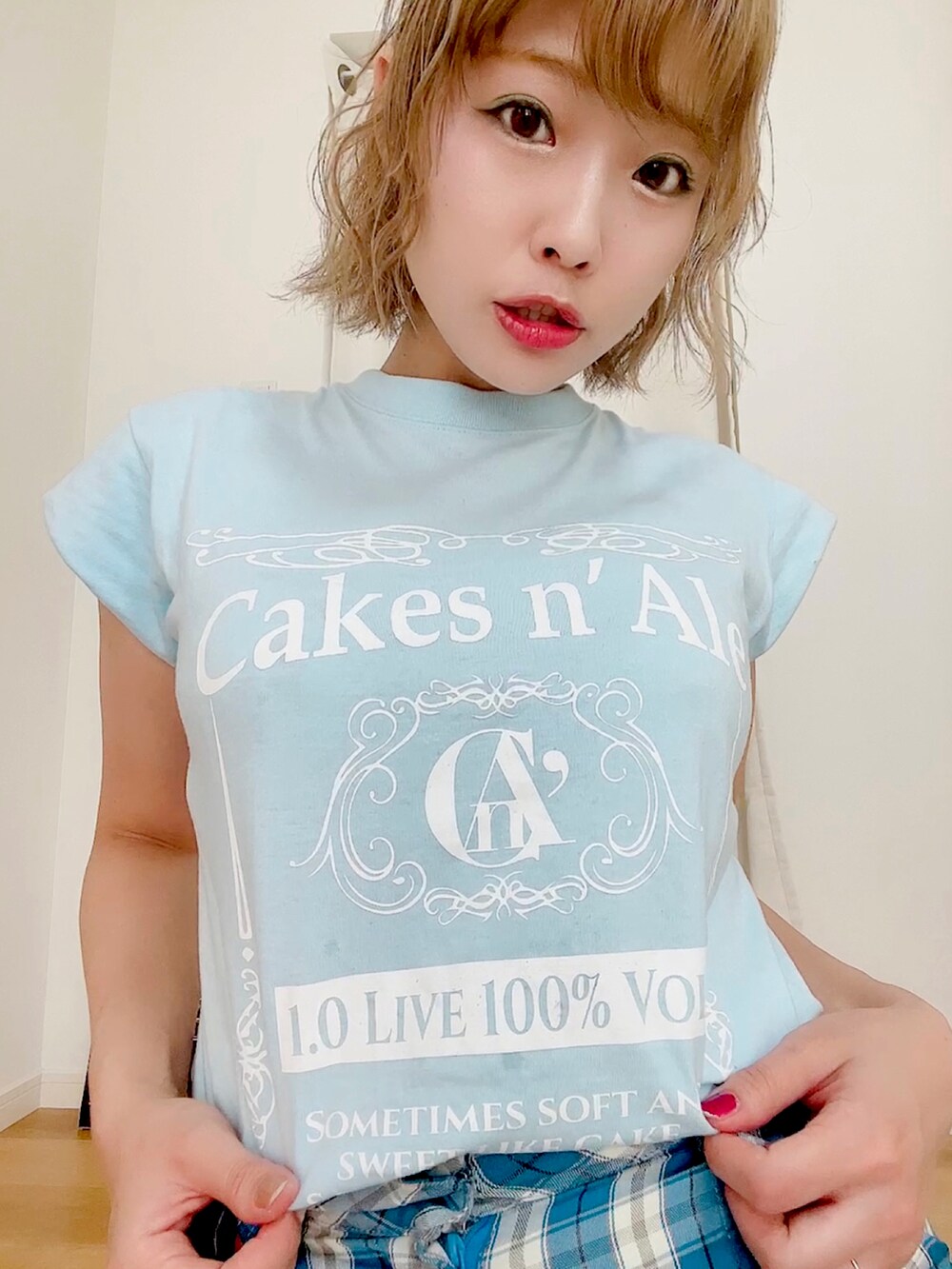 ブルー系のTシャツ/カットソー、ブルー系のその他パンツ、ブラック系のサンダルを着用したレディースの夏コーディネートの4枚目の写真