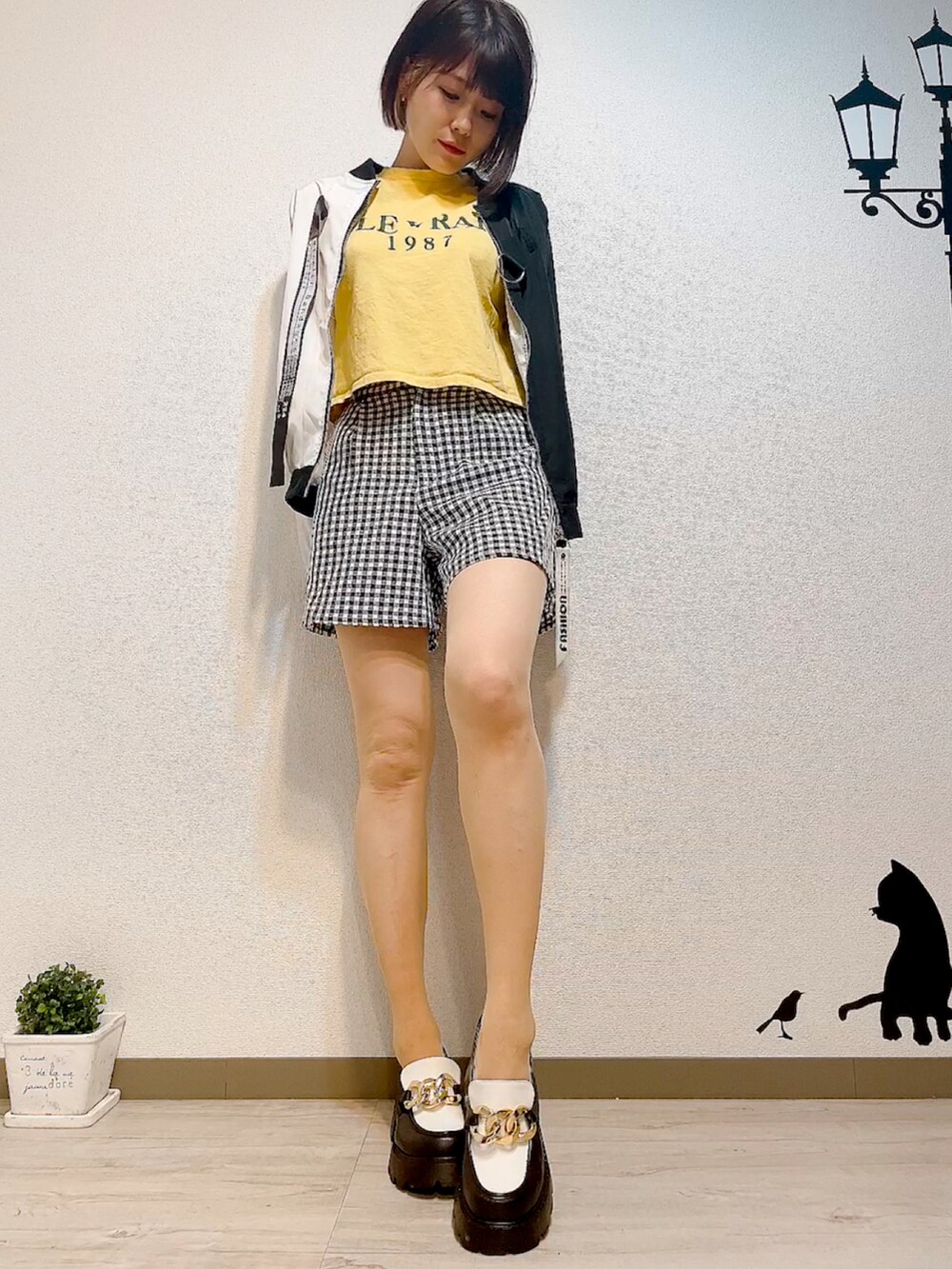 イエロー系のTシャツ/カットソー、ブラック系のその他パンツ、ブラック系のローファーを着用したレディースの春コーディネートの4枚目の写真