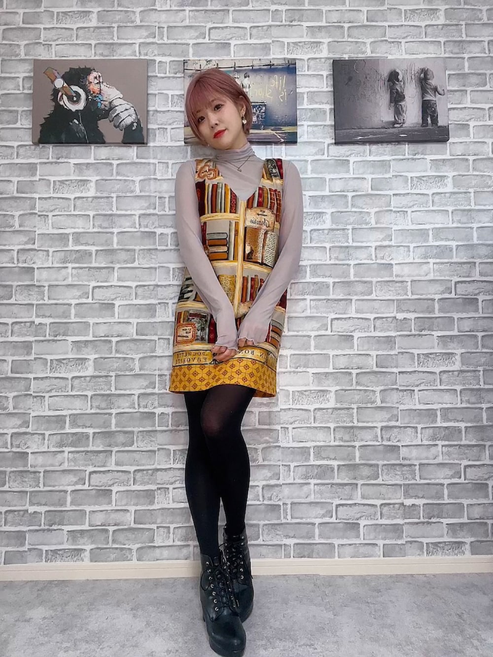 その他のワンピース、グレー系のTシャツ/カットソー、ゴールド系のネックレスを着用したレディースの春コーディネートの3枚目の写真