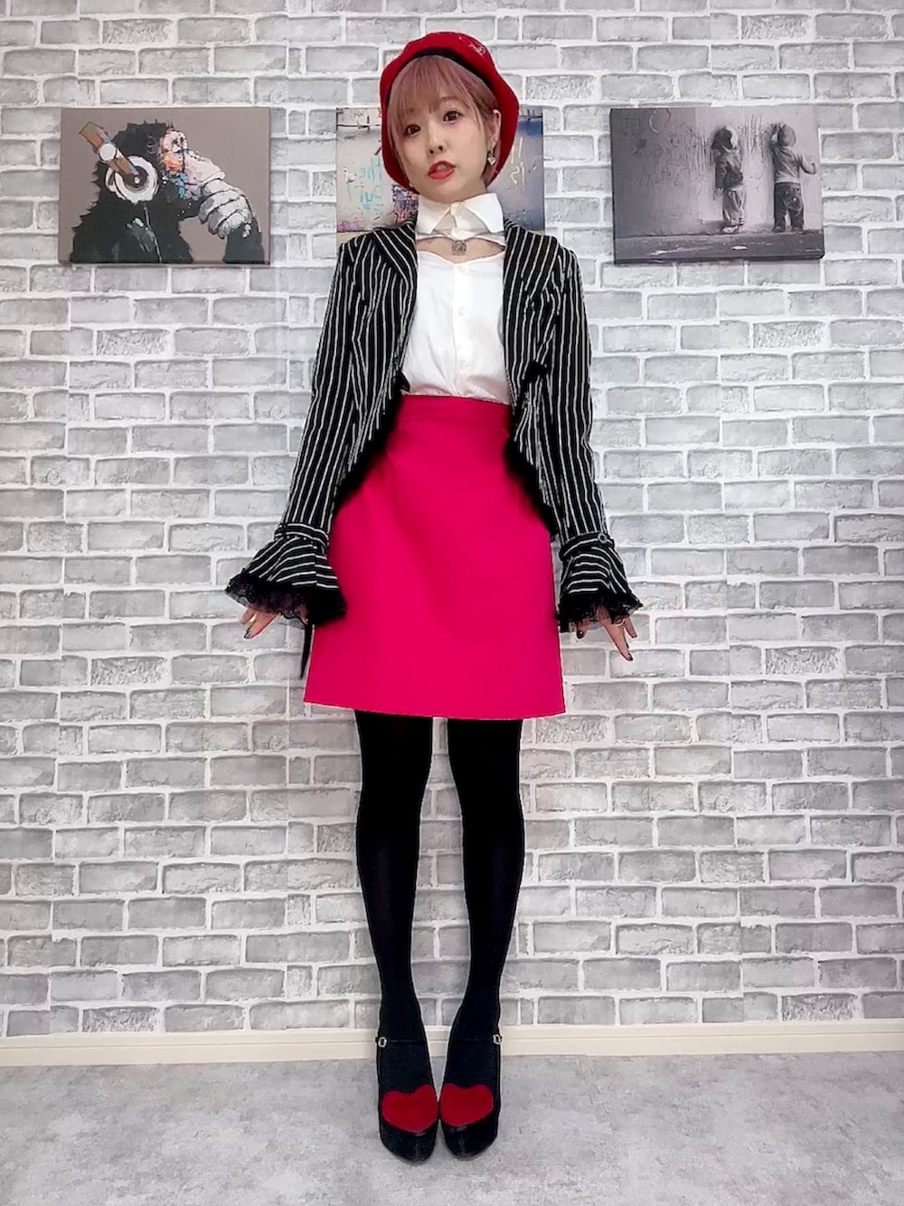 ホワイト系のシャツ/ブラウス、ブラック系のパンプス、ブラック系のショルダーバッグを着用したレディースの冬コーディネートの2枚目の写真