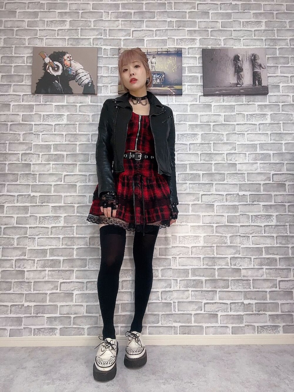 レッド系のキャミソール、レッド系のスカート、ホワイト系のその他シューズを着用したレディースの冬コーディネートの4枚目の写真