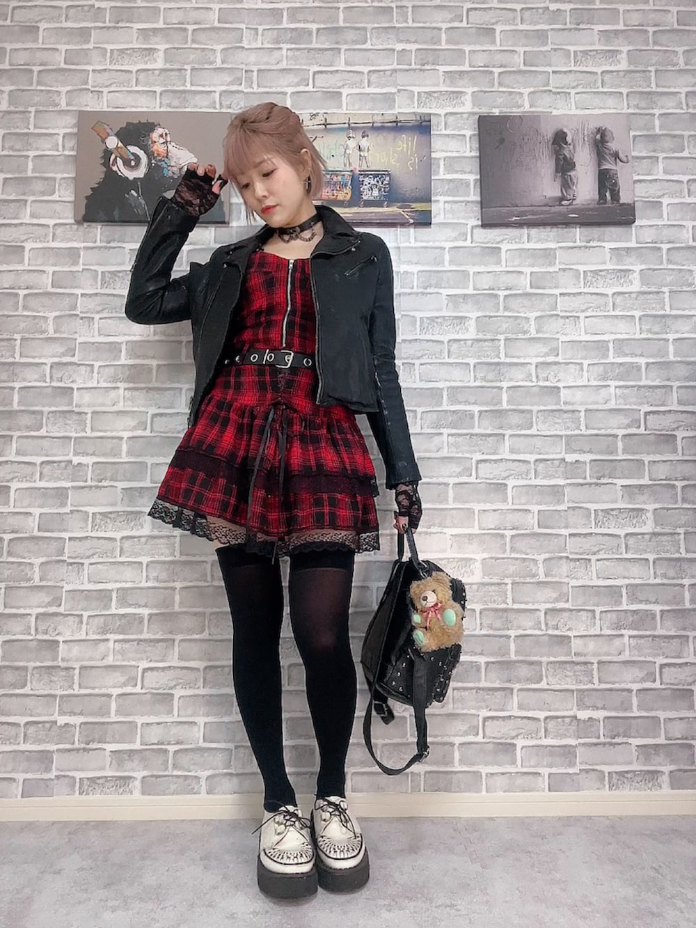 レッド系のキャミソール、レッド系のスカート、ホワイト系のその他シューズを着用したレディースの冬コーディネートの3枚目の写真