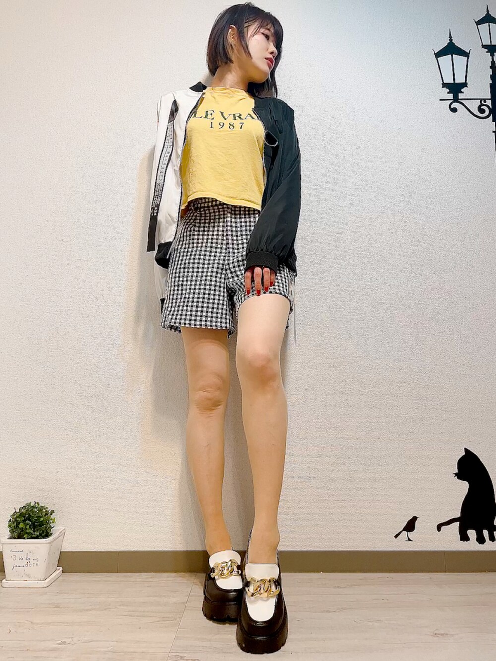 イエロー系のTシャツ/カットソー、ブラック系のその他パンツ、ブラック系のローファーを着用したレディースの春コーディネートの3枚目の写真