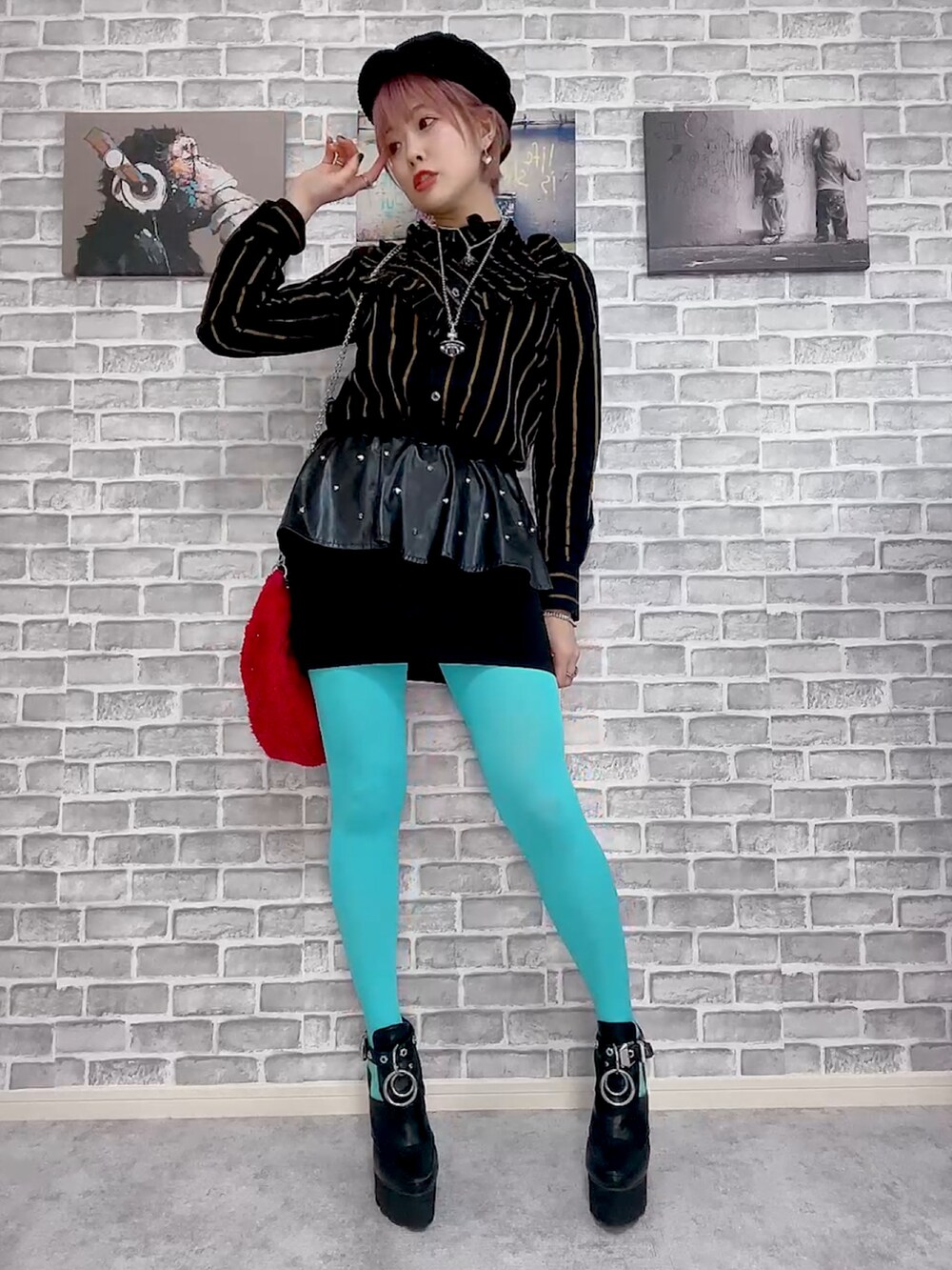 ブラック系のシャツ/ブラウス、ブラック系のブーツ、レッド系のバッグを着用したレディースの冬コーディネートの2枚目の写真